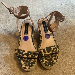 Steven cheetah print heals. Size 8.5. Very comfortable and easy to walk in.